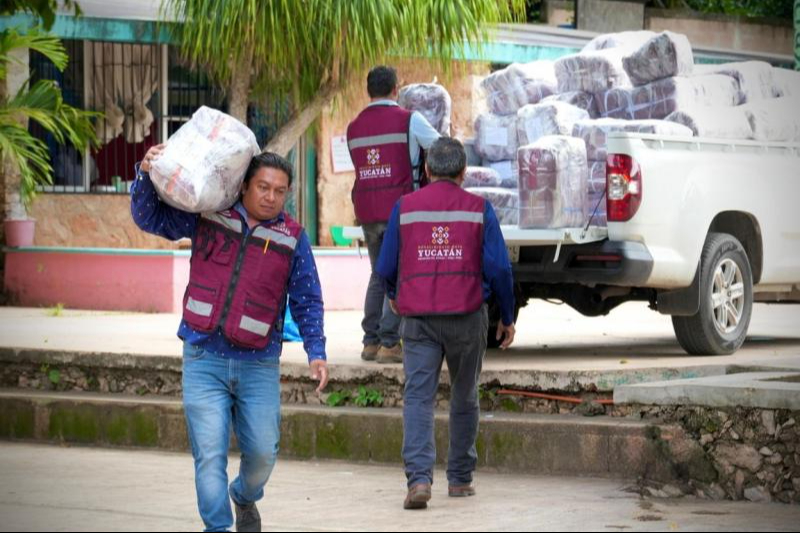 Entregan más de 10 mil chamarras escolares a estudiantes de 17 municipios de Yucatán
