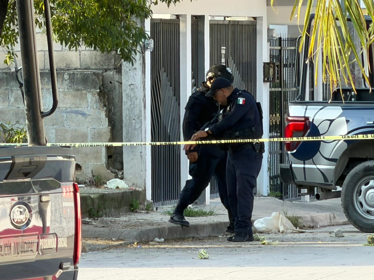 Los presuntos responsables huyeron a bordo de un vehículo, por lo que elementos iniciaron un operativo para localizarlos