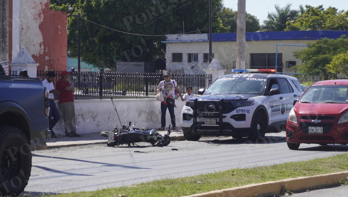 Motociclista resulta herido tras ser impactado por un automovilista que realizó un corte de circulación.