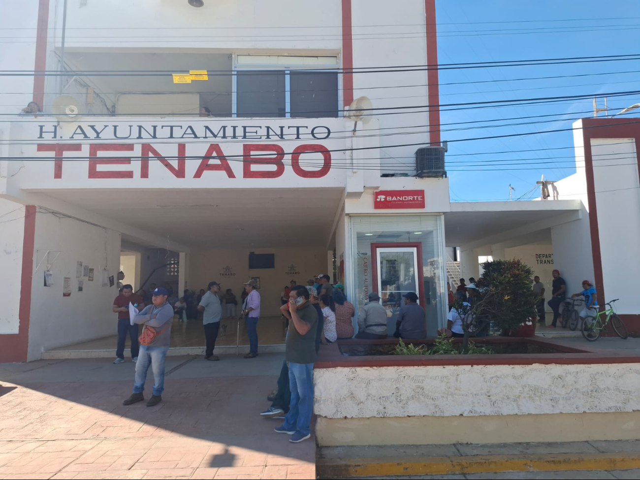 Trabajadores de Tenabo exigen solución inmediata al pago de sus quincenas