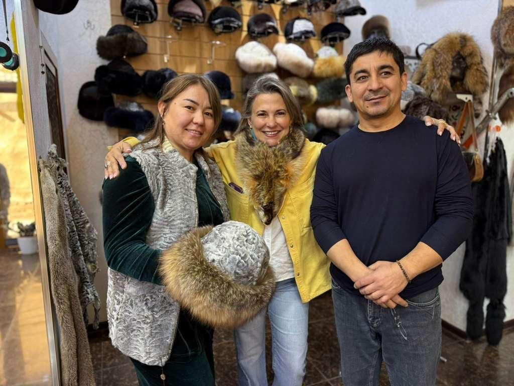 Tres artesanos que hacen obras de arte con sus manos.