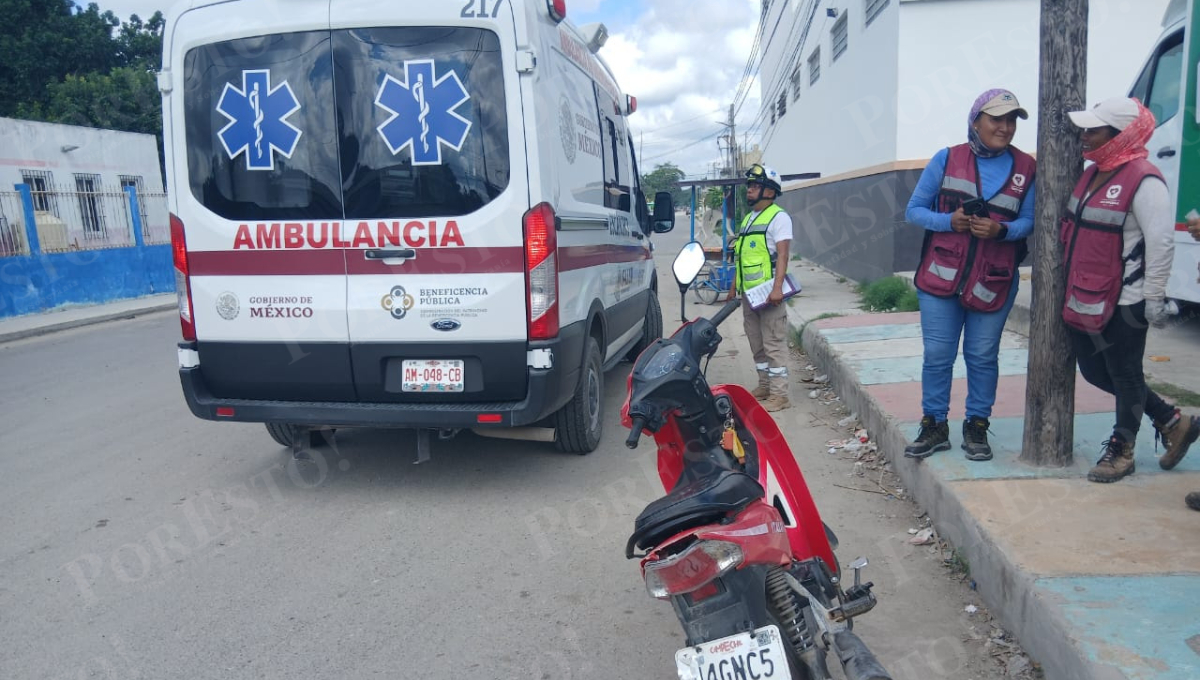 Una camioneta de la CFE provocó que una motociclista derrapara en la avenida Concordia, en Escárcega.