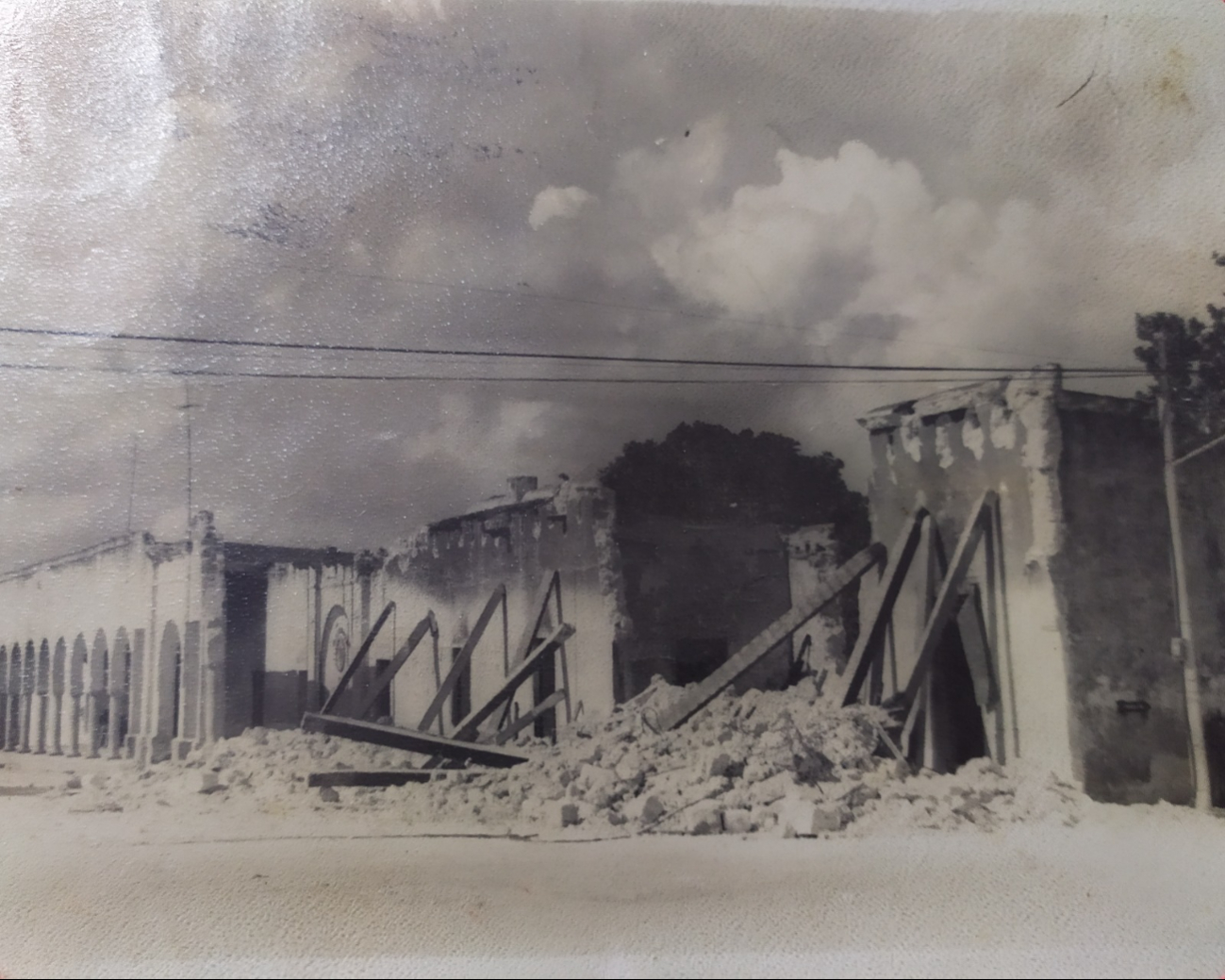 Fotografía tomada a inicios de la restauración del edificio después de su quema.