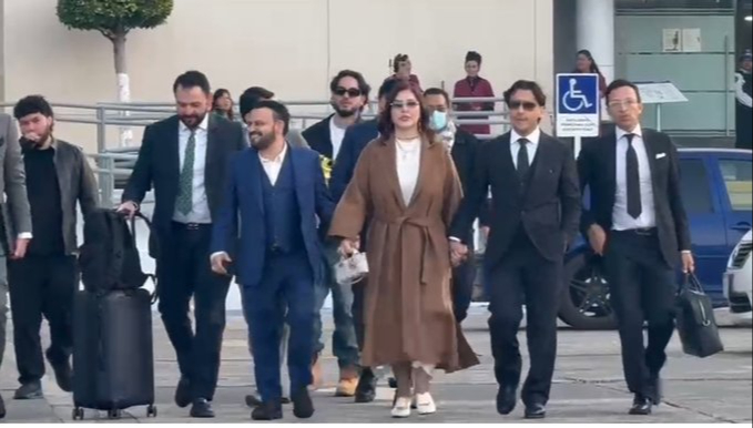 La familia de Nodal estuvo desde la tarde de ayer junto al cantante