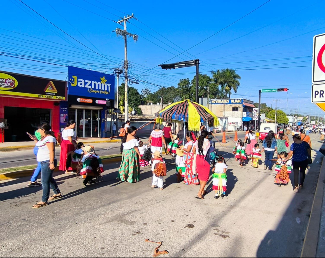 La parada cívica-escolar dio inicio a las 8:30 de la mañana y concluyó cerca las 10 de la mañana