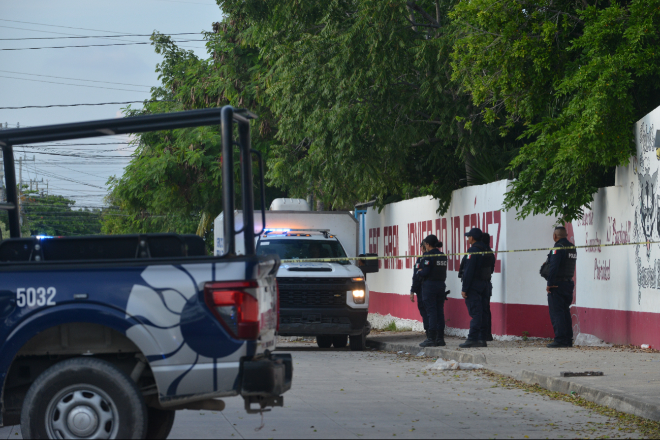 Los cuerpos quedaron a escasos 10 metros de la entrada al plantel