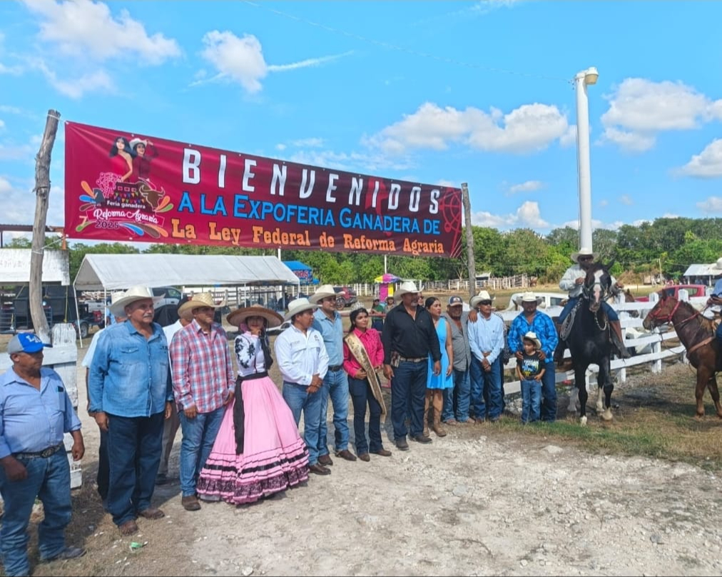 Se realizó el corte inaugural con autoridades y la reina de la feria, Jennedyt López Díaz.