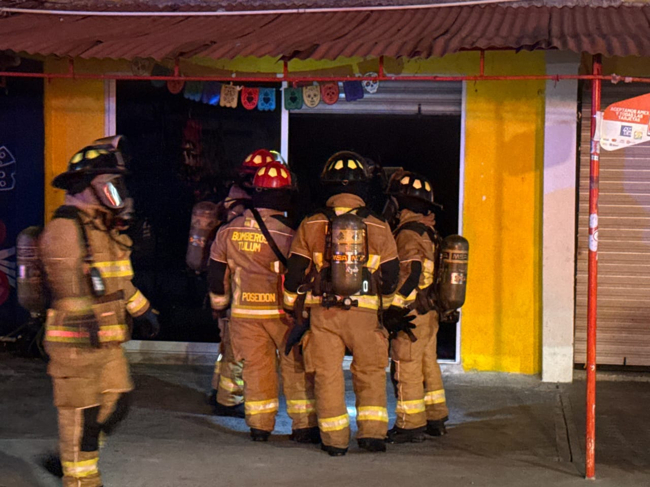 Bomberos lograron apagar el fuego evitando que otros negocio resultaran afectados