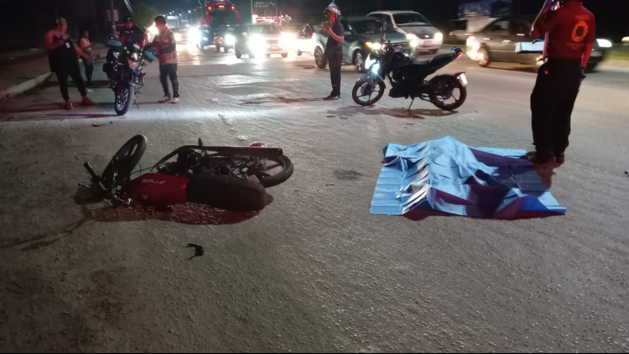 El cuerpo sin vida del motociclista quedó tendido sobre el asfalto.