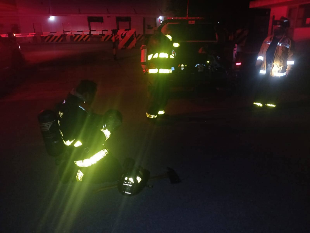 Elementos del Heroico Cuerpo de Bomberos atendieron la emergencia. Elementos del Heroico Cuerpo de Bomberos atendieron la emergencia.