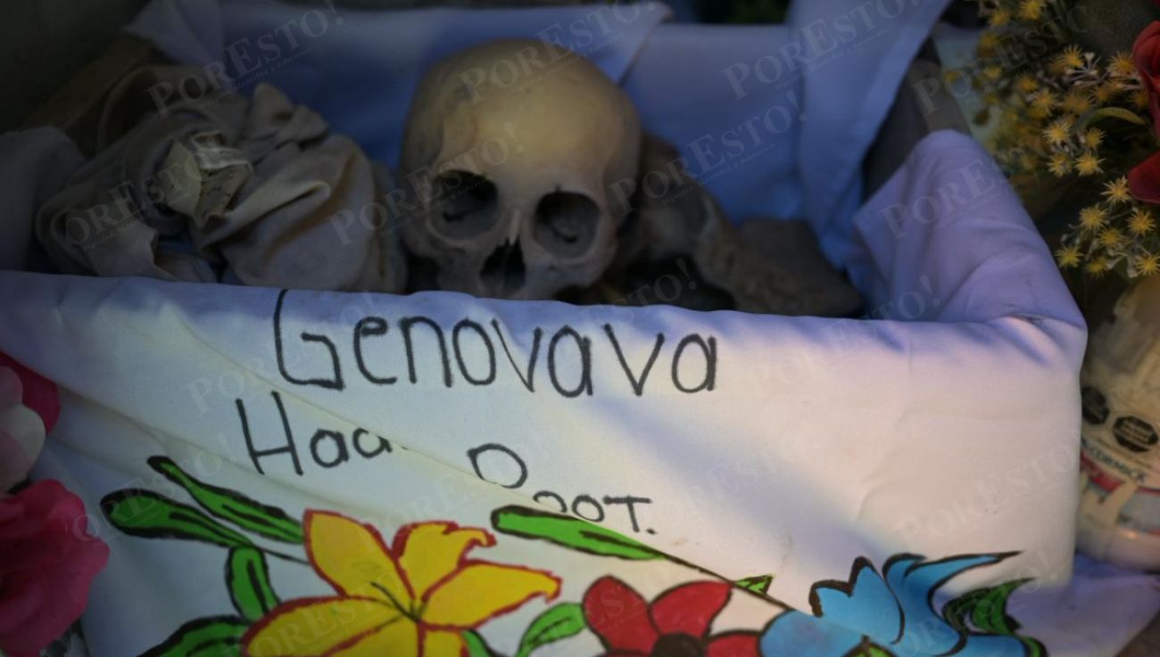 Entre flores y pinceles: familias de Pomuch honran a sus difuntos en Día de Muertos