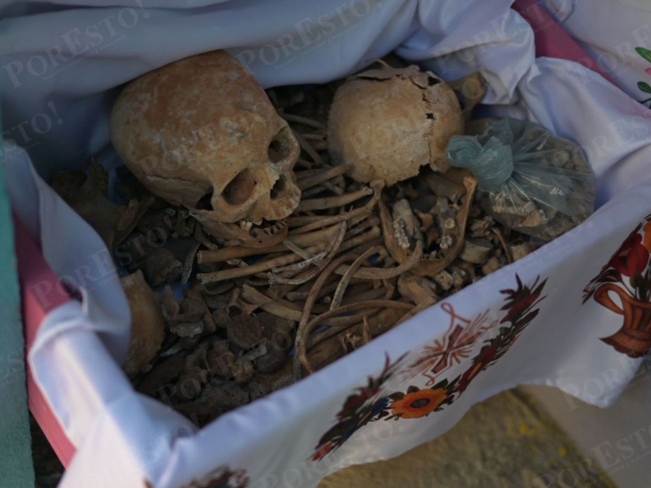 Entre flores y pinceles: familias de Pomuch honran a sus difuntos