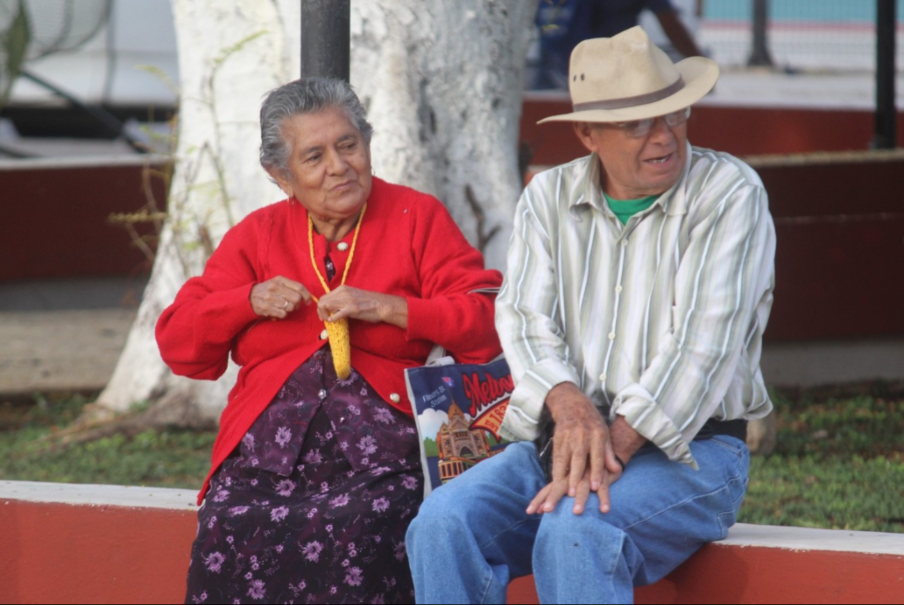 Habitantes de Nohalal se abrigan ante las bajas temperaturas