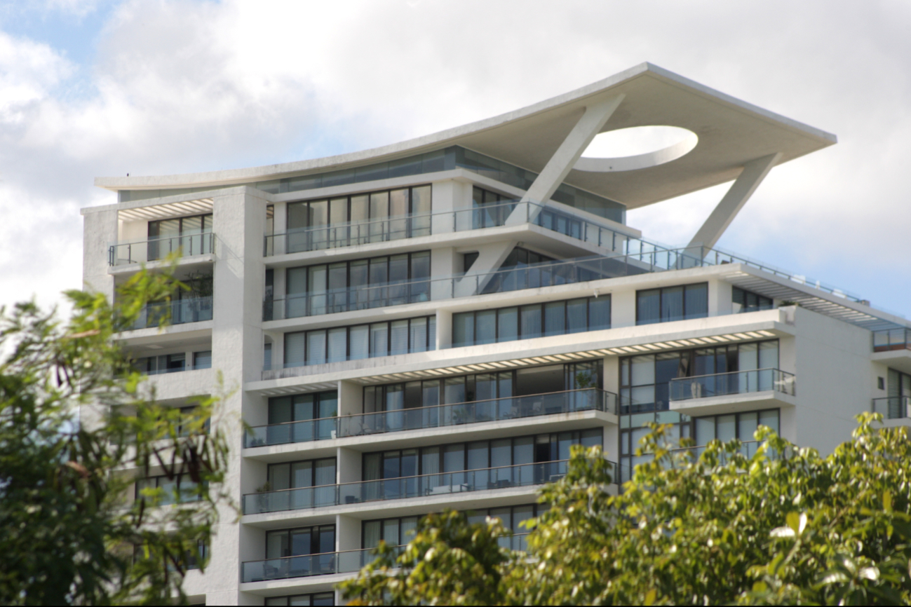 Habitantes de Puerto Cancún dejaron de ver movimiento en una inmobiliaria.