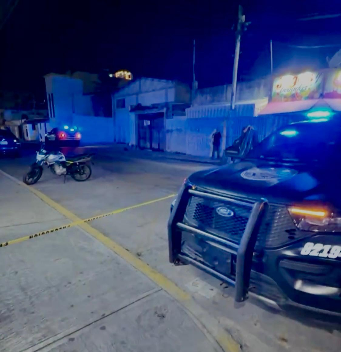 Los elementos policiacos acordonaron la zona y resguardaron la escena.