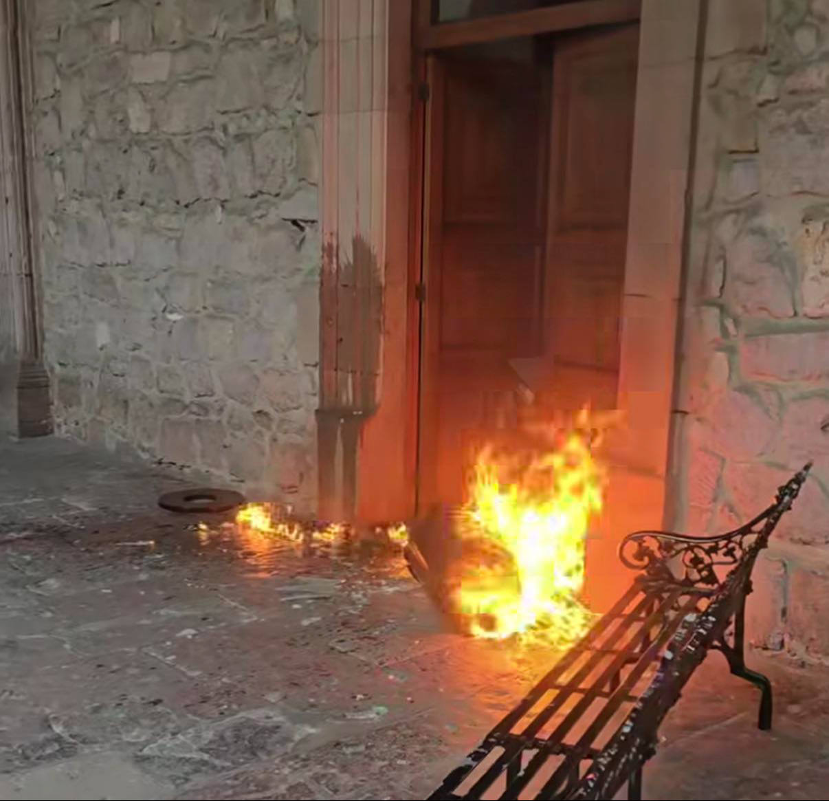 Los manifestantes prendieron fuego en algunos puntos del inmueble.