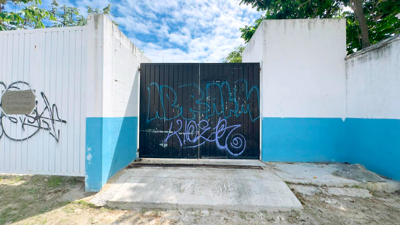 “Vivimos entre muertos”: Vecinos de Playa del Carmen denuncian malos olores de la Semefo y afectaciones en su salud