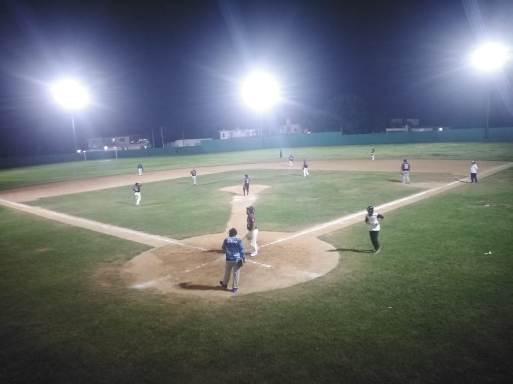 Caimanes derrotó 20-8 a Laguneros en Sabancuy.