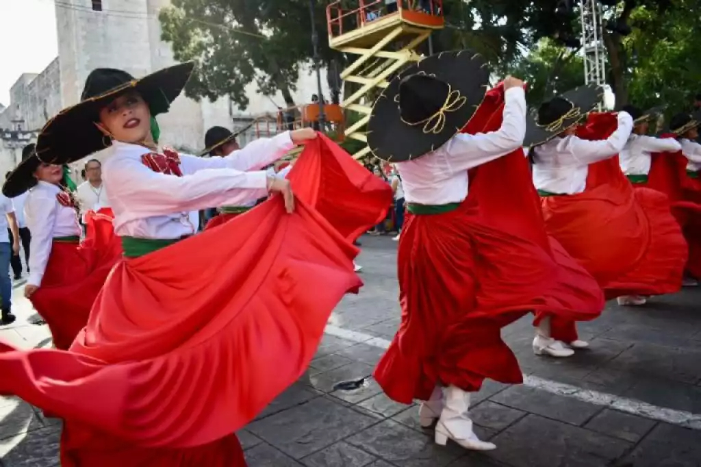 Desfile en Mérida por el aniversario de la Revolución Mexicana 2025