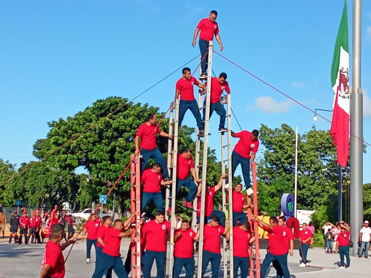 El evento destacó por la participación de los bomberos con sus pirámides humanas