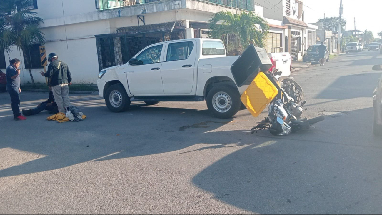 El joven terminó tendido en el pavimento con heridas y botando sangre