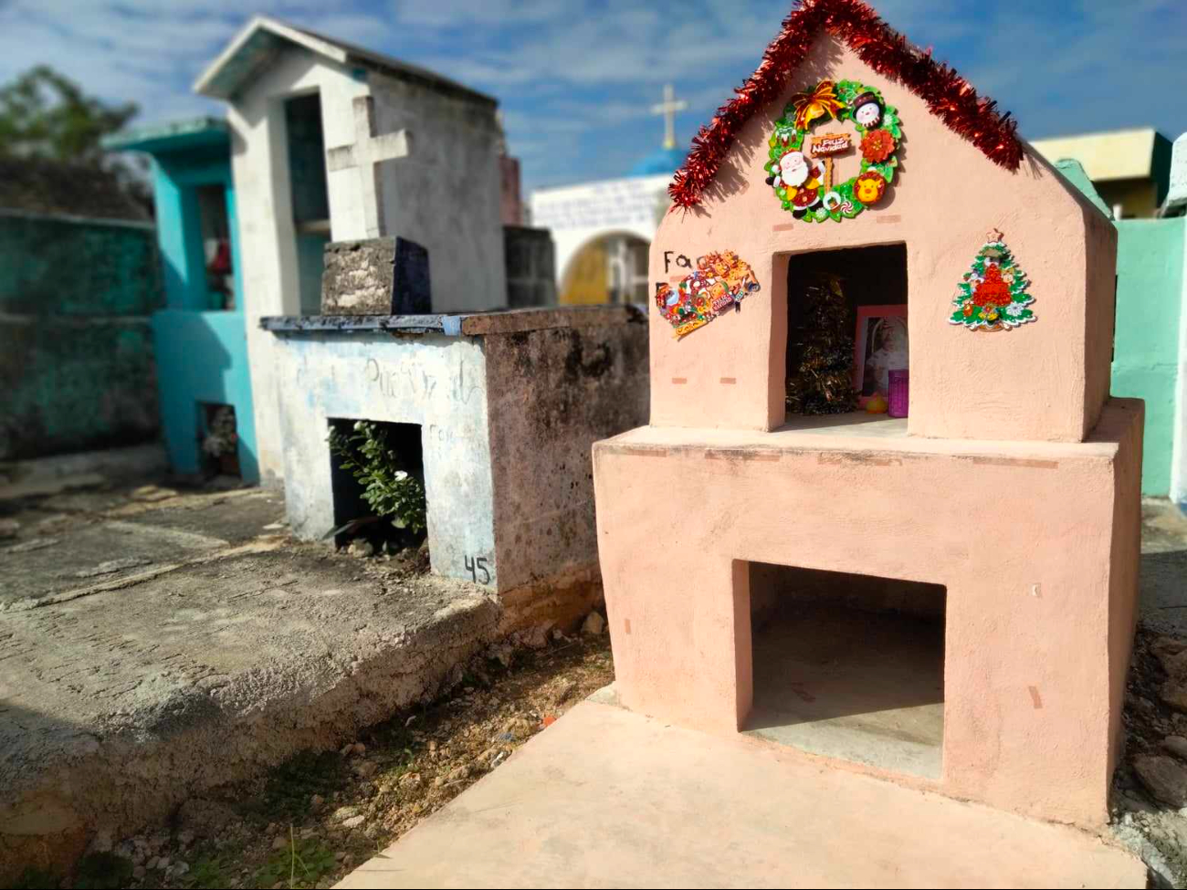 Familias acostumbran a decorar bóvedas con motivos de noviembre y las celebraciones navideñas