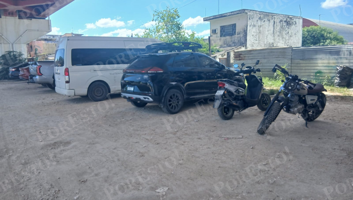 Hombre deja su motocicleta estacionada para ver el desfile del 20 de Noviembre en Escárcega y se la roban.