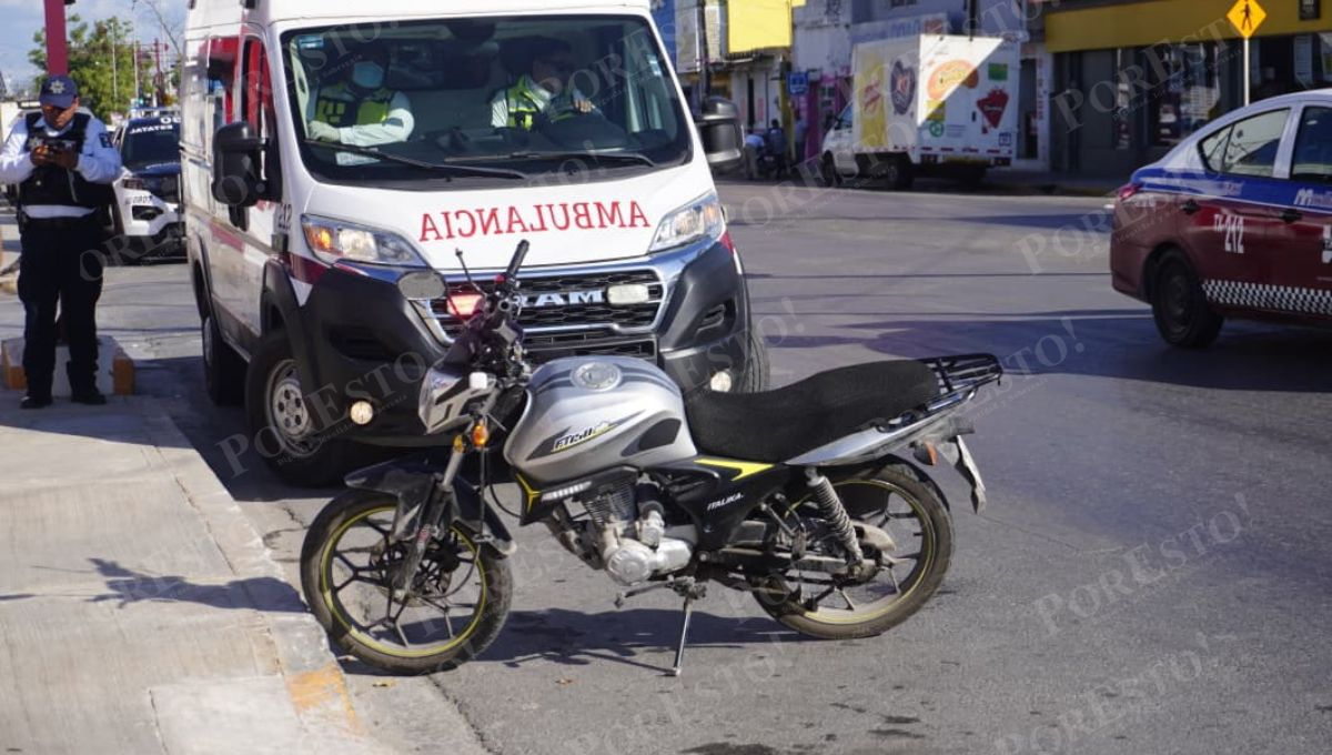 Paramédicos atienden a involucrados en choque en la avenida Gobernadores