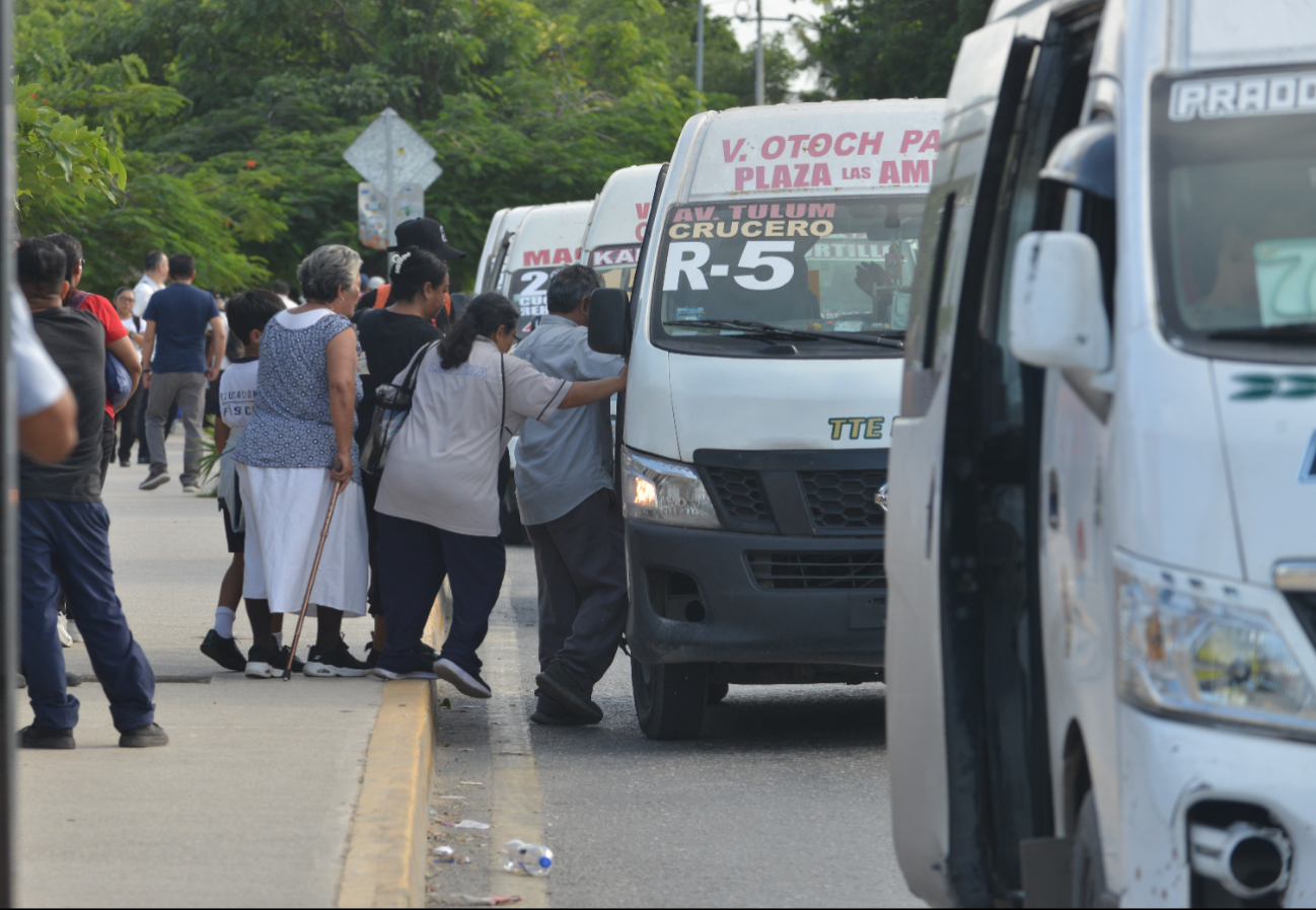 Ante el espacio reducido en las “combis”, algunos ciudadanos optan por tomar taxi