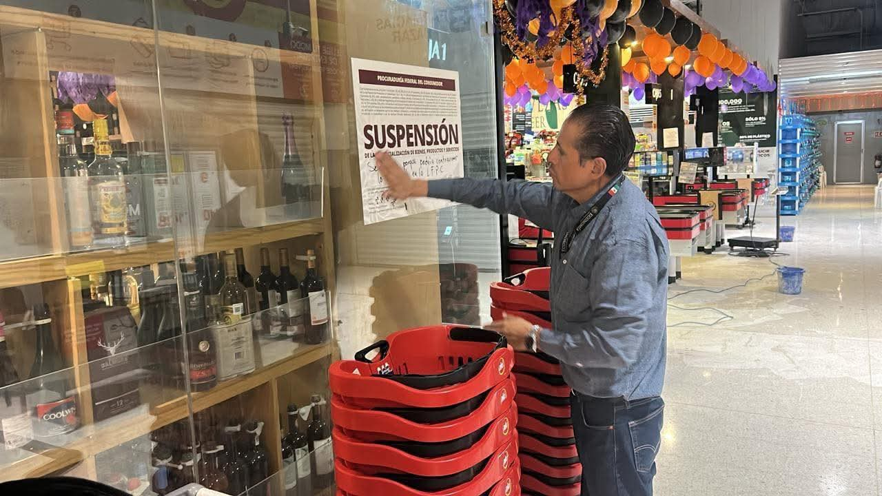 Personal de la Profeco colocó sellos de suspensión en diferentes comercios.