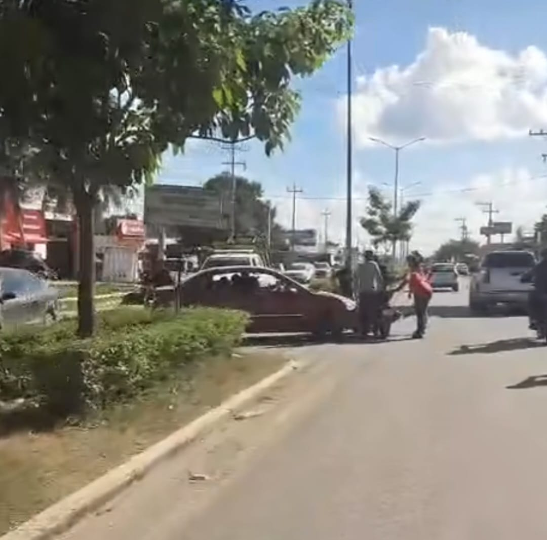 Choque entre moto y auto en la avenida Colosio de Champotón genera caos vial