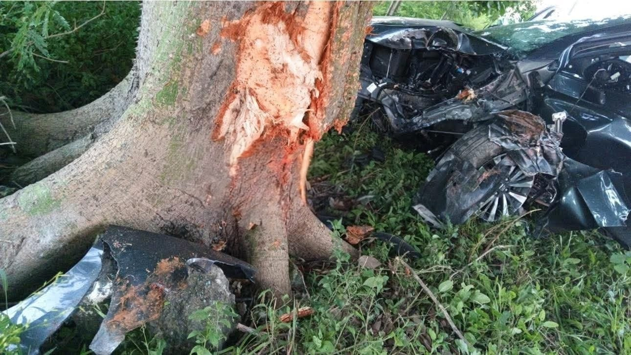 El automóvil terminó impactado contra un árbol, provocando daños frontales severos.