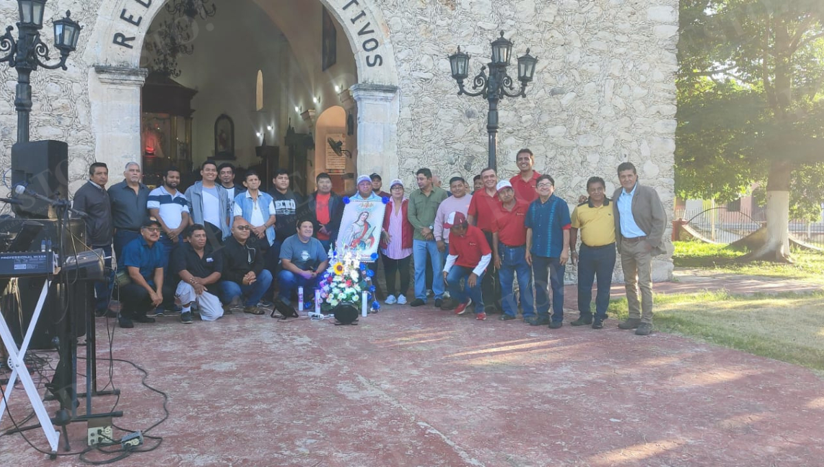 En Champotón, músicos comenzaron la jornada con las tradicionales mañanitas en la parroquia de Nuestra Señora de las Mercedes.
