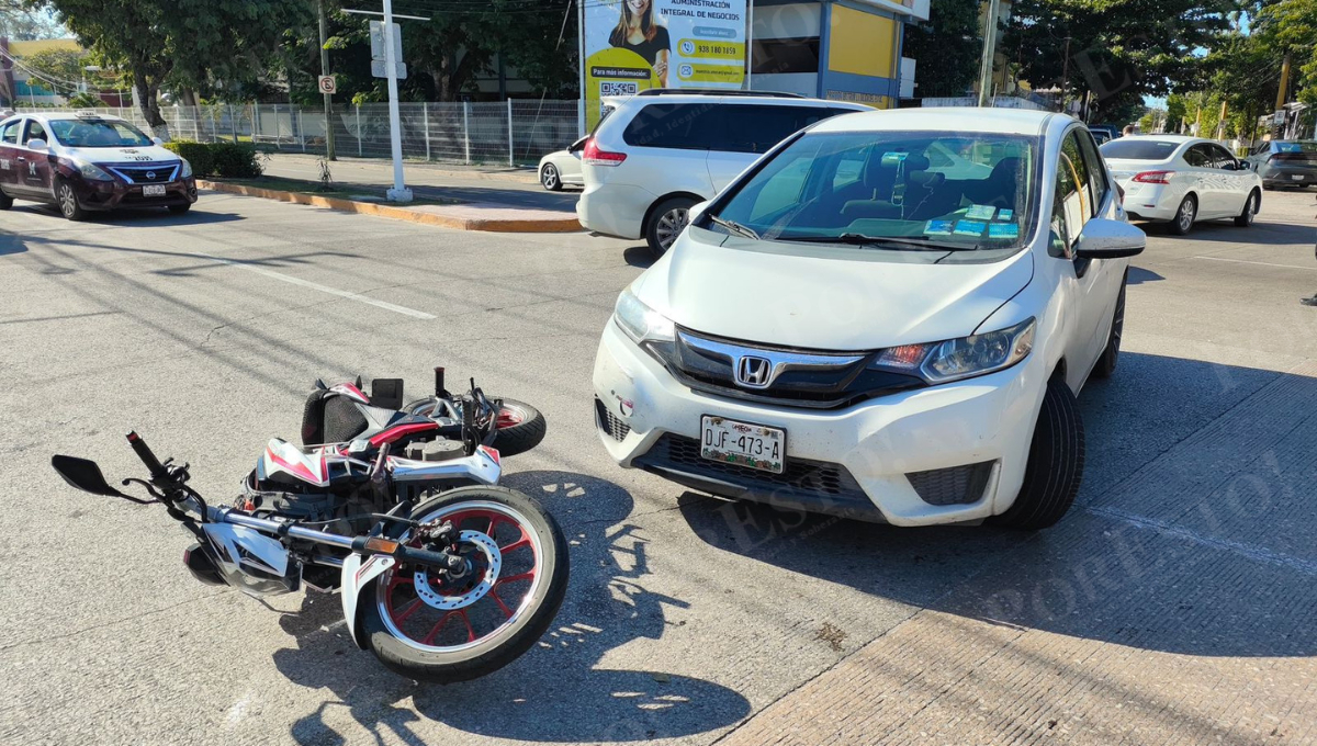 Motociclista resulta con lesiones menores tras choque frontal en avenida Aviación