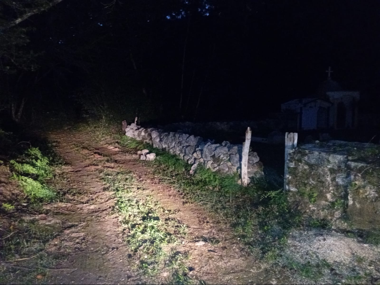 Un j’men advirtió que la pequeña estaba bajo resguardo de los Aj-canules, guardianes del monte, pero el padre los maldijo.