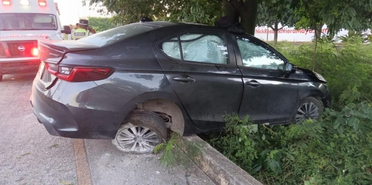 Una grúa retiró el vehículo siniestrado del camellón.