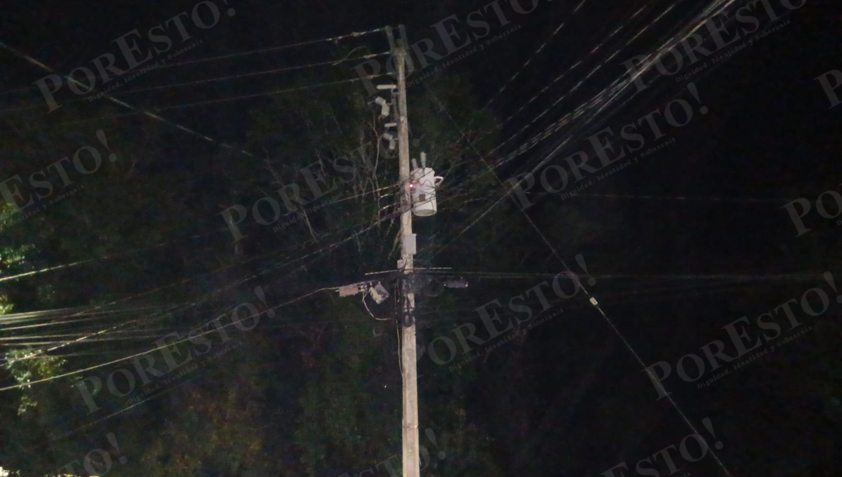 Vecinos reportaron fuego en el transformador antes de que se suspendiera la energía.