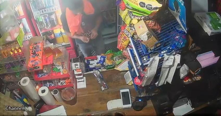 El delincuente amagó a la encargada y robó el dinero de la venta del día.