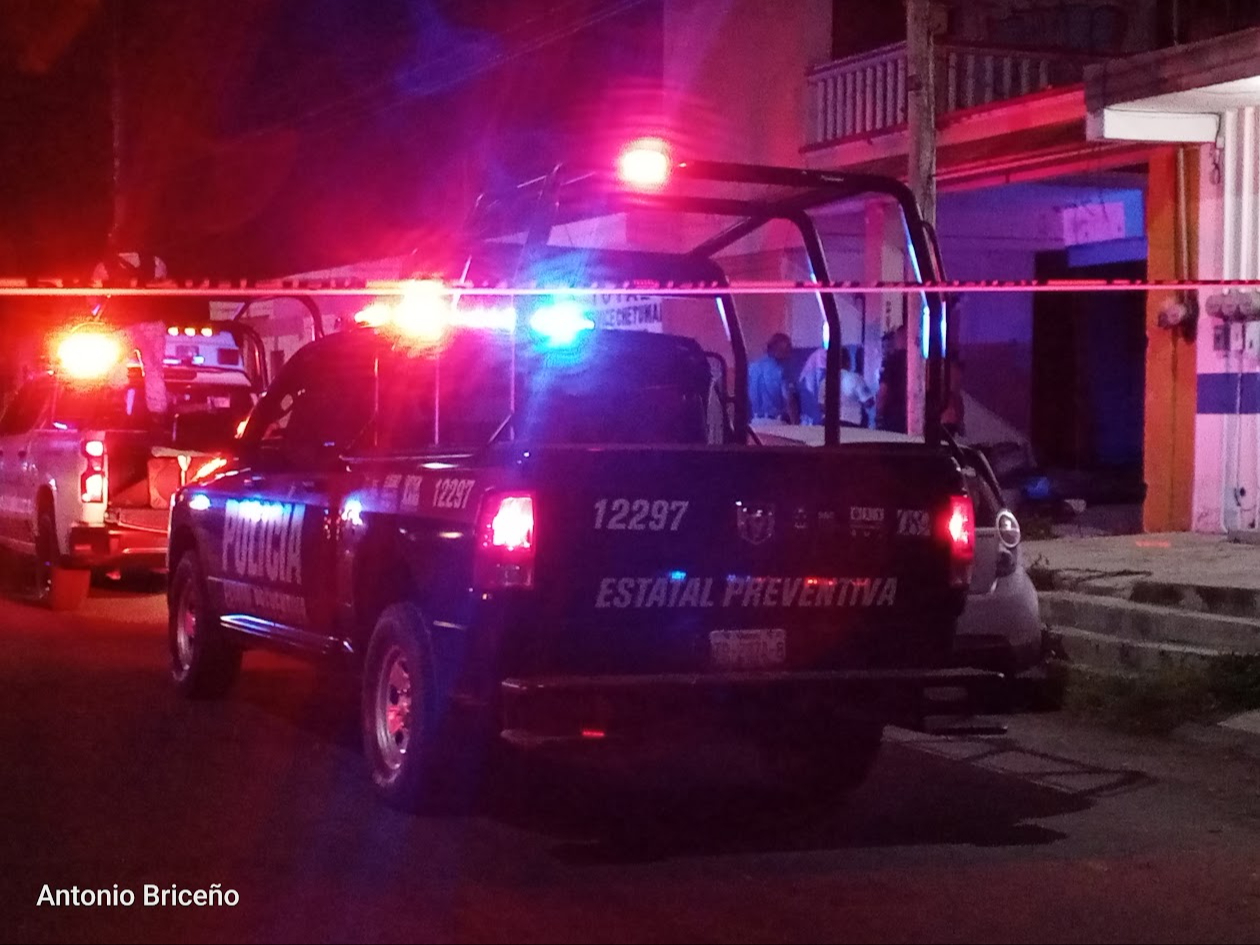 El joven se quejaba de fuertes dolores en la espalda y la cadera, por lo cual en cuanto los paramédicos llegaron al lugar se apresuraron a atenderlo
