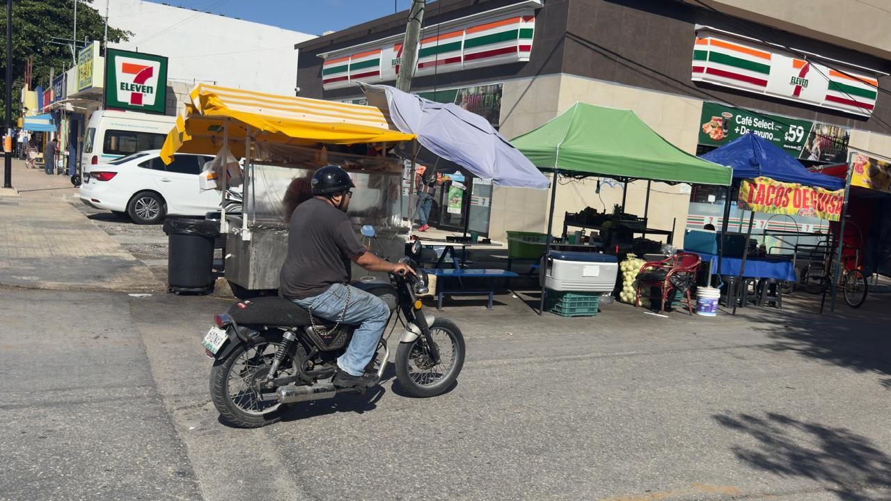 La inseguridad y los nuevos cobros municipales complican la labor de vendedores en las calles