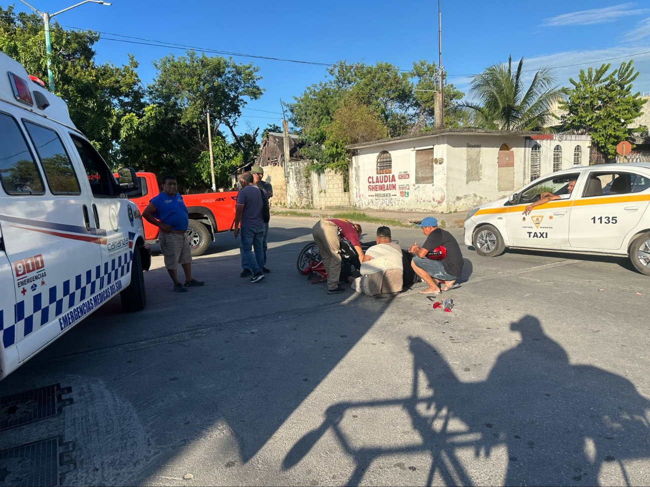 Motociclista resultó con grave fractura en avenida Juárez