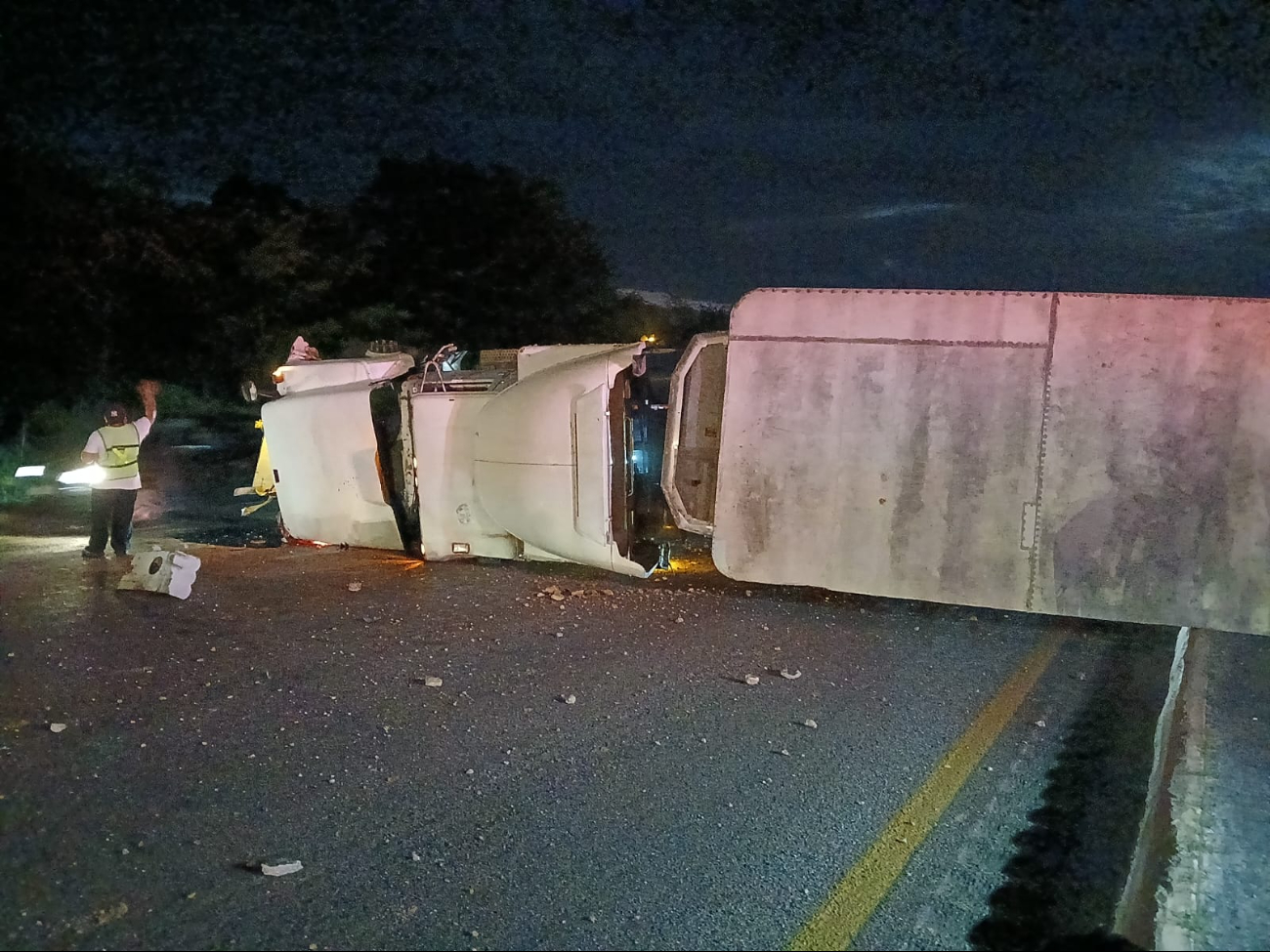 Una de las unidades terminó volcada sobre la carretera.