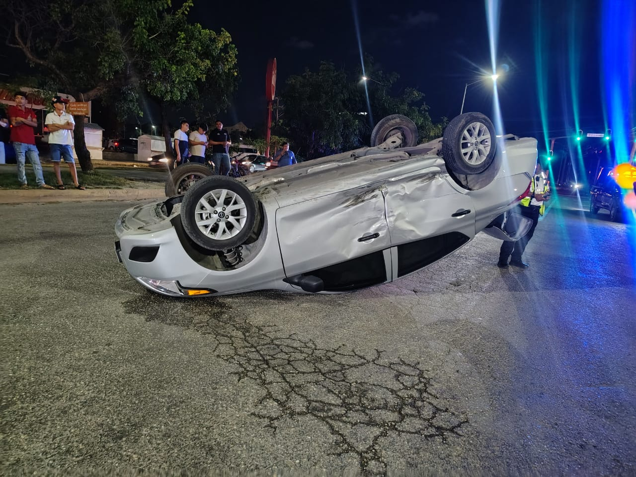 Uno de los autos involucrados terminó volcado sobre la avenida.