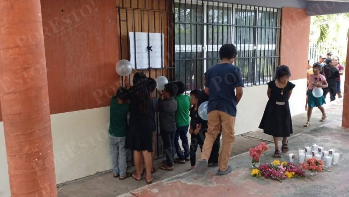 El profesor, originario de Tepakán y ampliamente querido, viajaba hacia una reunión laboral cuando la unidad en la que iba fue impactada por alcance.