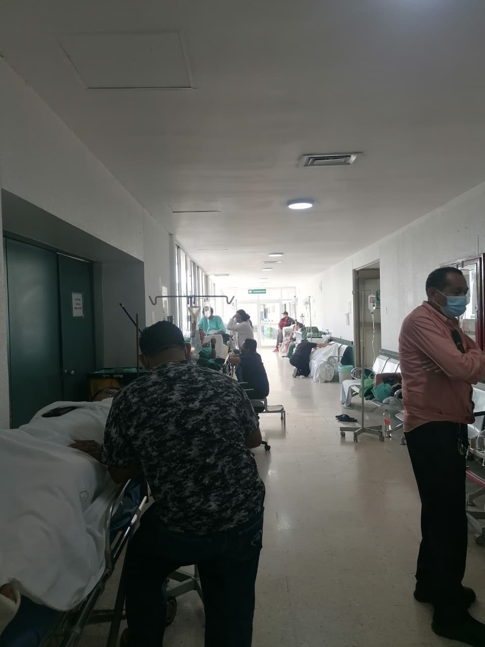 En los pasillos hay camillas, donde reciben atención improvisada