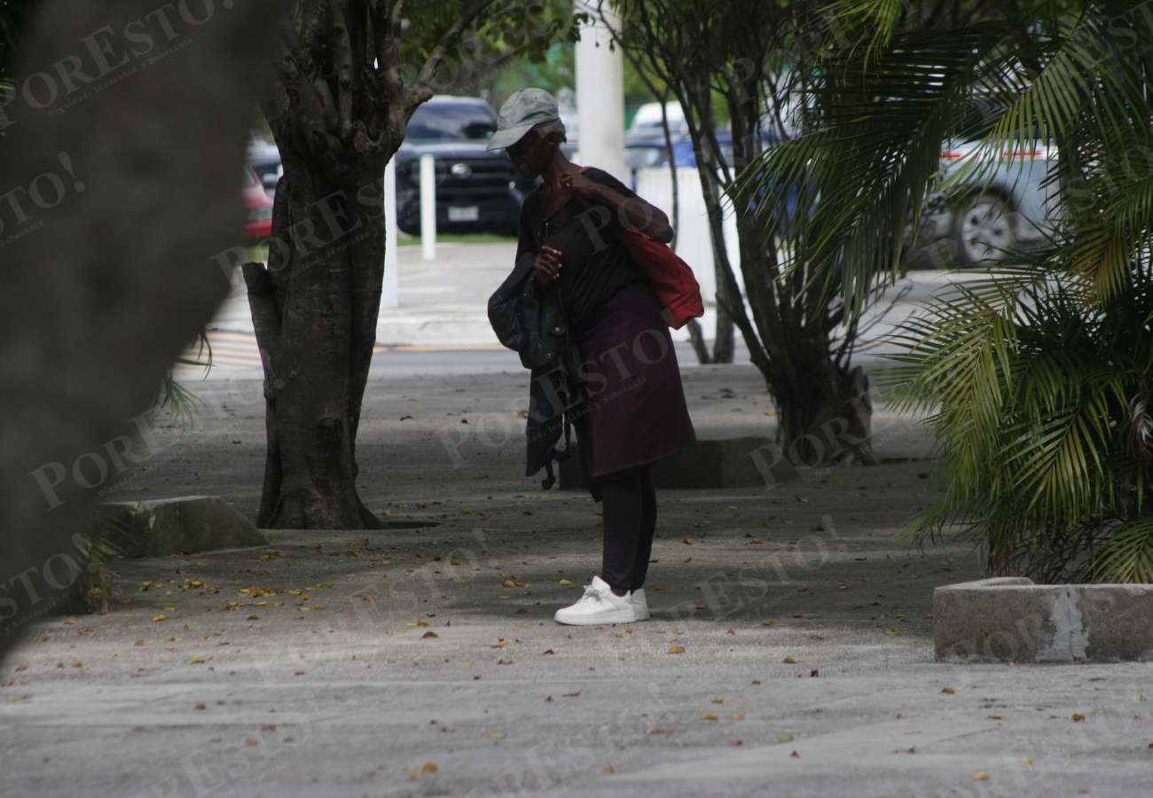 Hasta ahora, la mujer no ha recibido ayuda por parte de las autoridades, viviendo en la incertidumbre