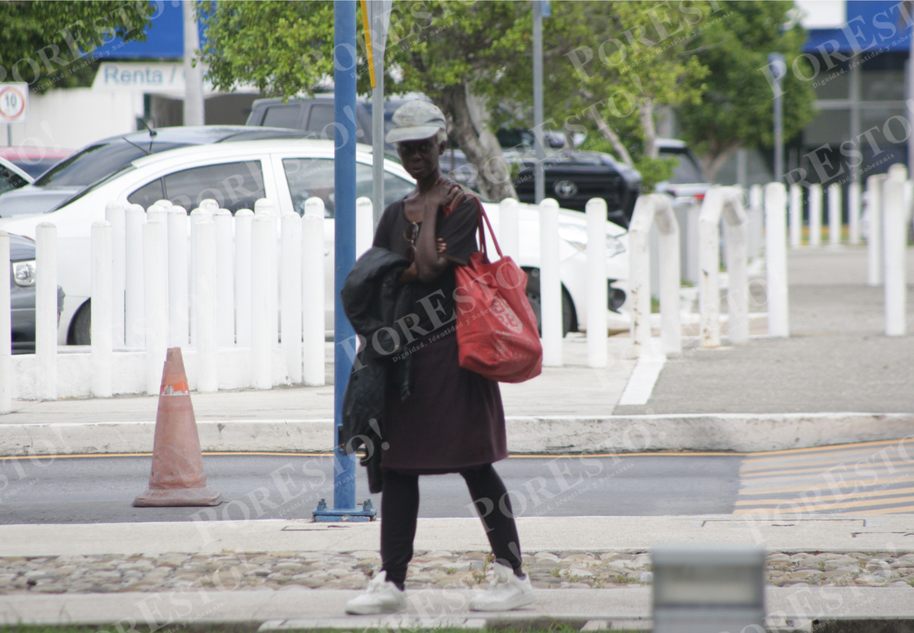 Laure sobrevive con el poco alimento que trabajadores y otros le dan