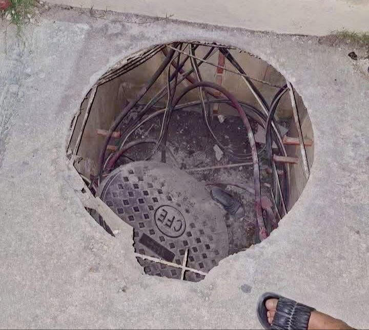 Vecinos señalaron que dicho registro lleva meses en pleno abandono, sin ser atendido por la CFE.