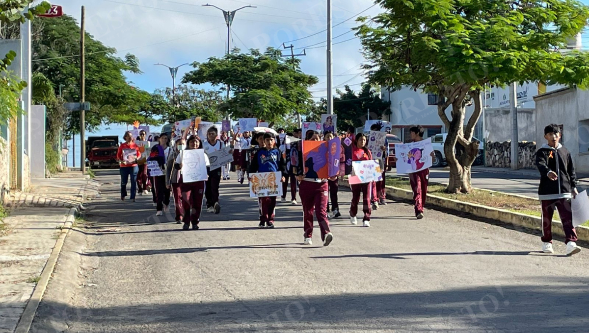 Alumnos de la Secundaria General 04 realizaron un desfile para concientizar sobre la violencia contra mujeres y niñas.