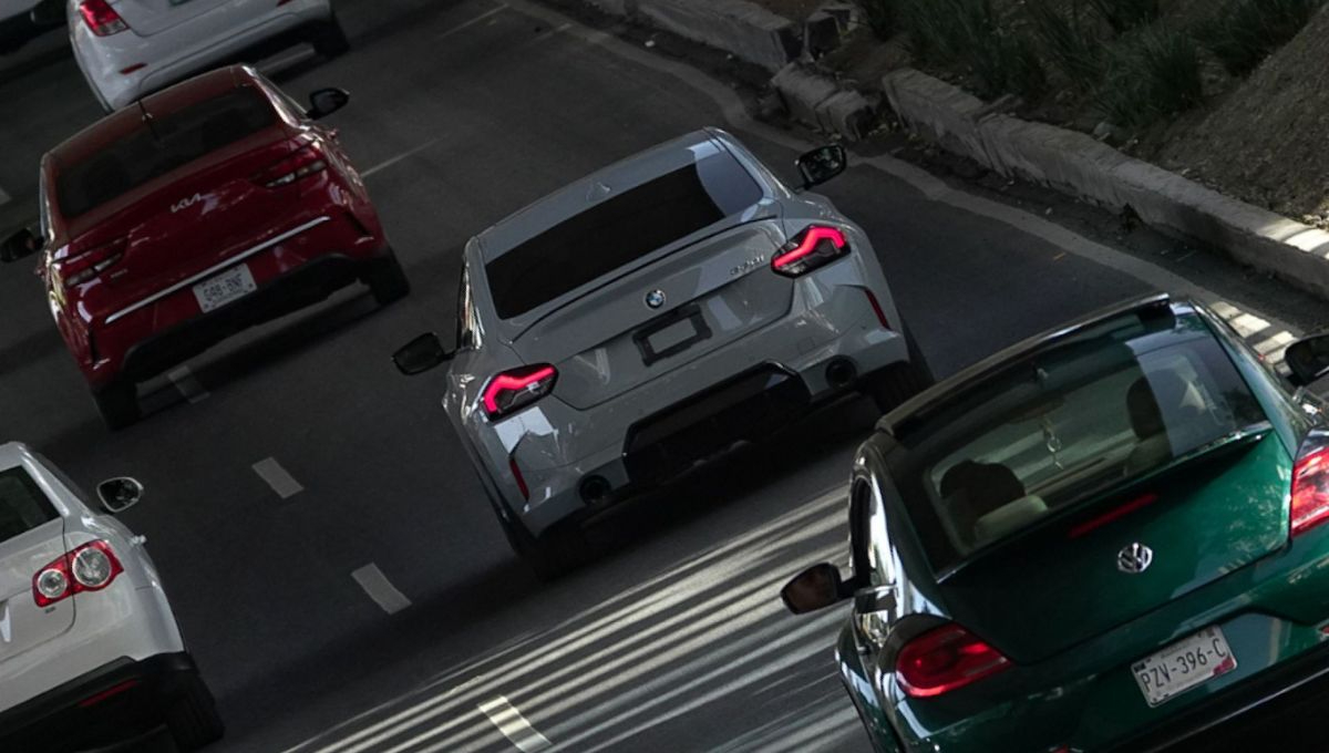 El programa Hoy No Circula es una medida ambiental que restringe la circulación vehicular en días específicos